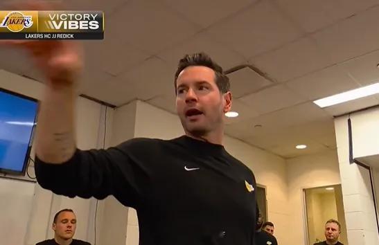 霸气宣言！雷迪克更衣室喊话燃炸全场。NBA季后赛西部首轮G3较量圆满落幕，湖人凭