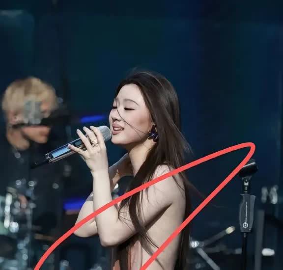 她穿成这样，是资本力量太强大，还是自己审美有盲区？