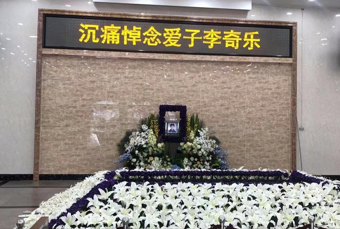 2003年，上海一男大学生意外去世，因欠下医药费被医院拒开死亡证明。17年间，遗