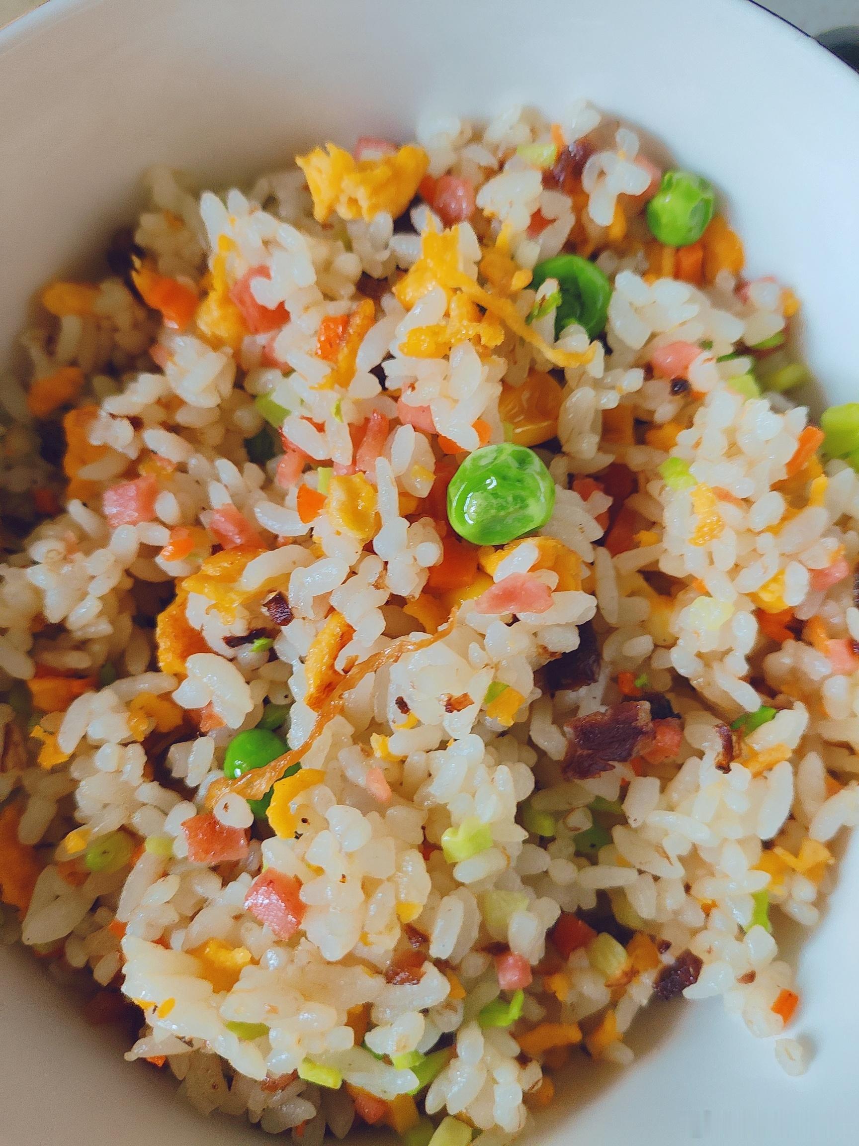昨晚的蛋炒饭，今天热了当早饭为了不吃面包也是尽力了