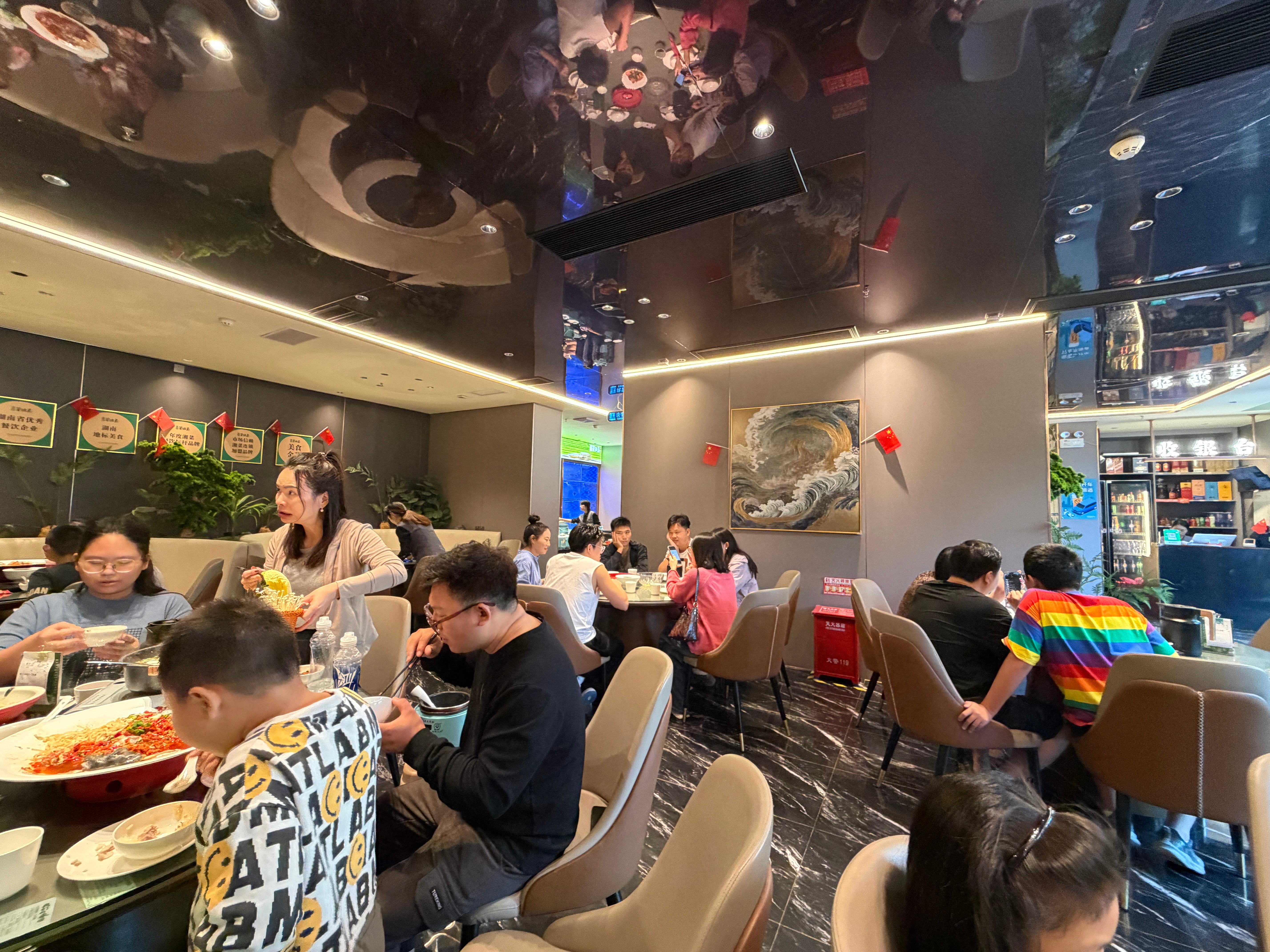 楼下的餐饮业特别卷，各种门店关了又开开了又关，不知道这家店是不是在“赛博朋克式清