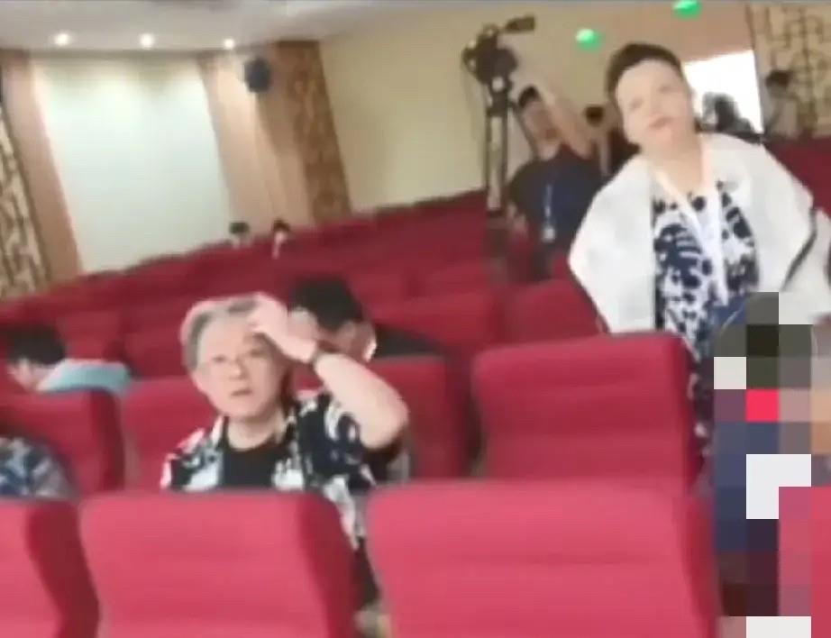 艺术圈“黑幕”被撕开，公平到底去哪儿了？最近，广州“孔雀杯”的风波闹得沸