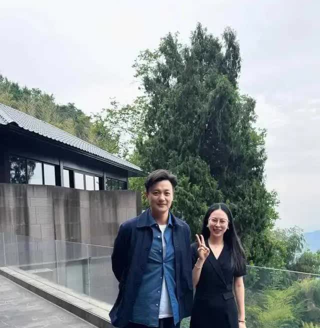 偶遇朱丹老公周一围浙江爬山本人虽发福但气质在线，帅得让人移不开眼