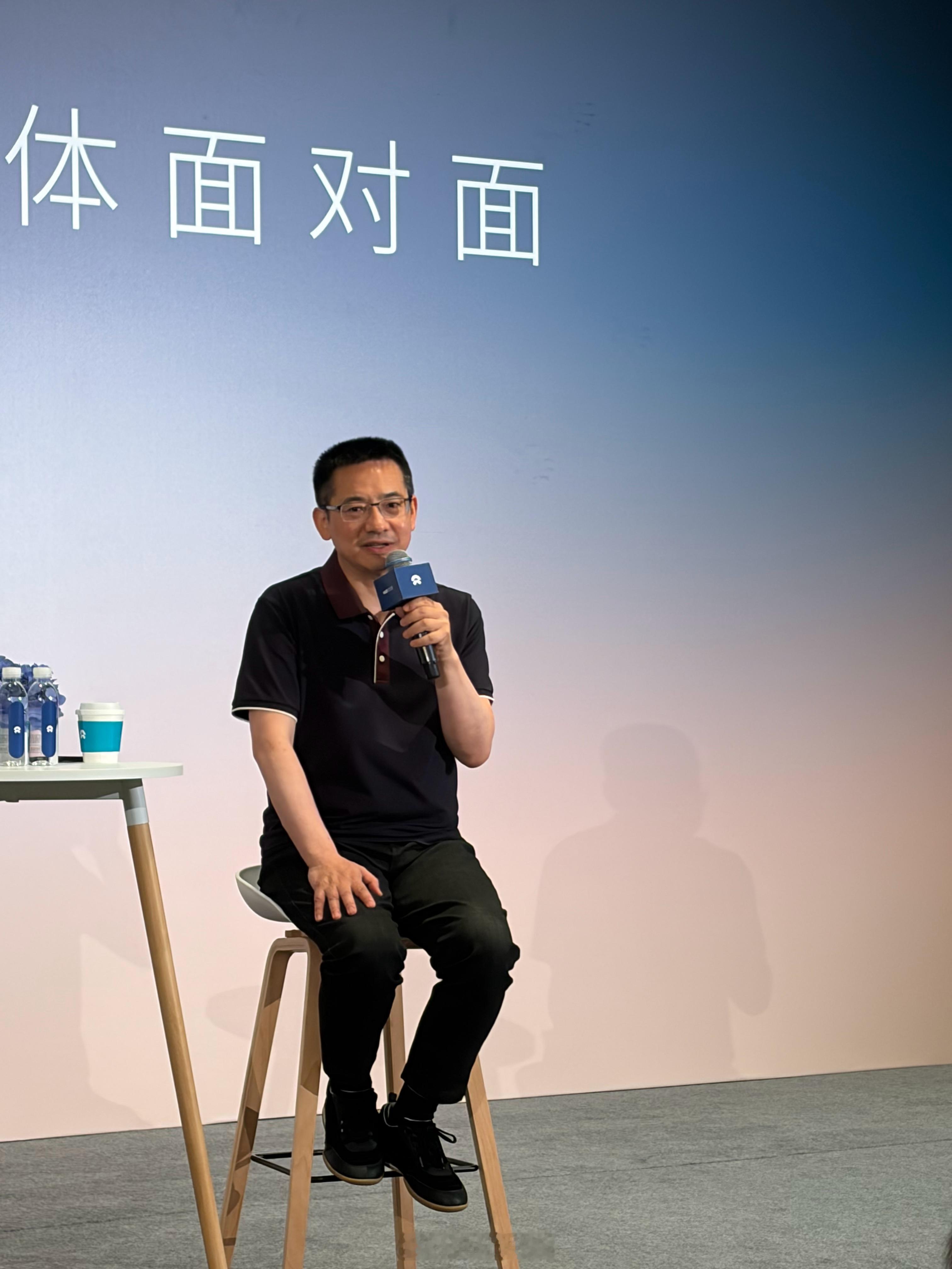 问：为什么蔚来ES8大五座可以引领大五座进入纯电时代？秦力洪：为什么需要一台大五