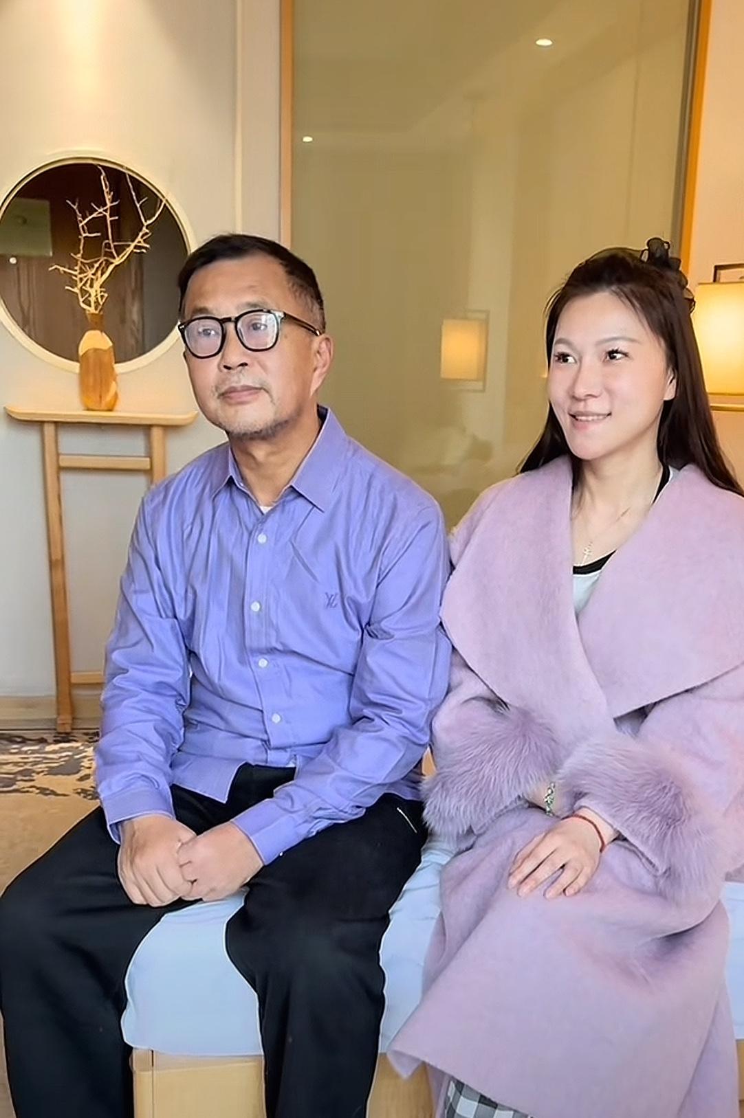 沈巍云南行留下的几幅字画，由其女朋友晓晓发抖音上，配文案：午间光影正好，光三为老