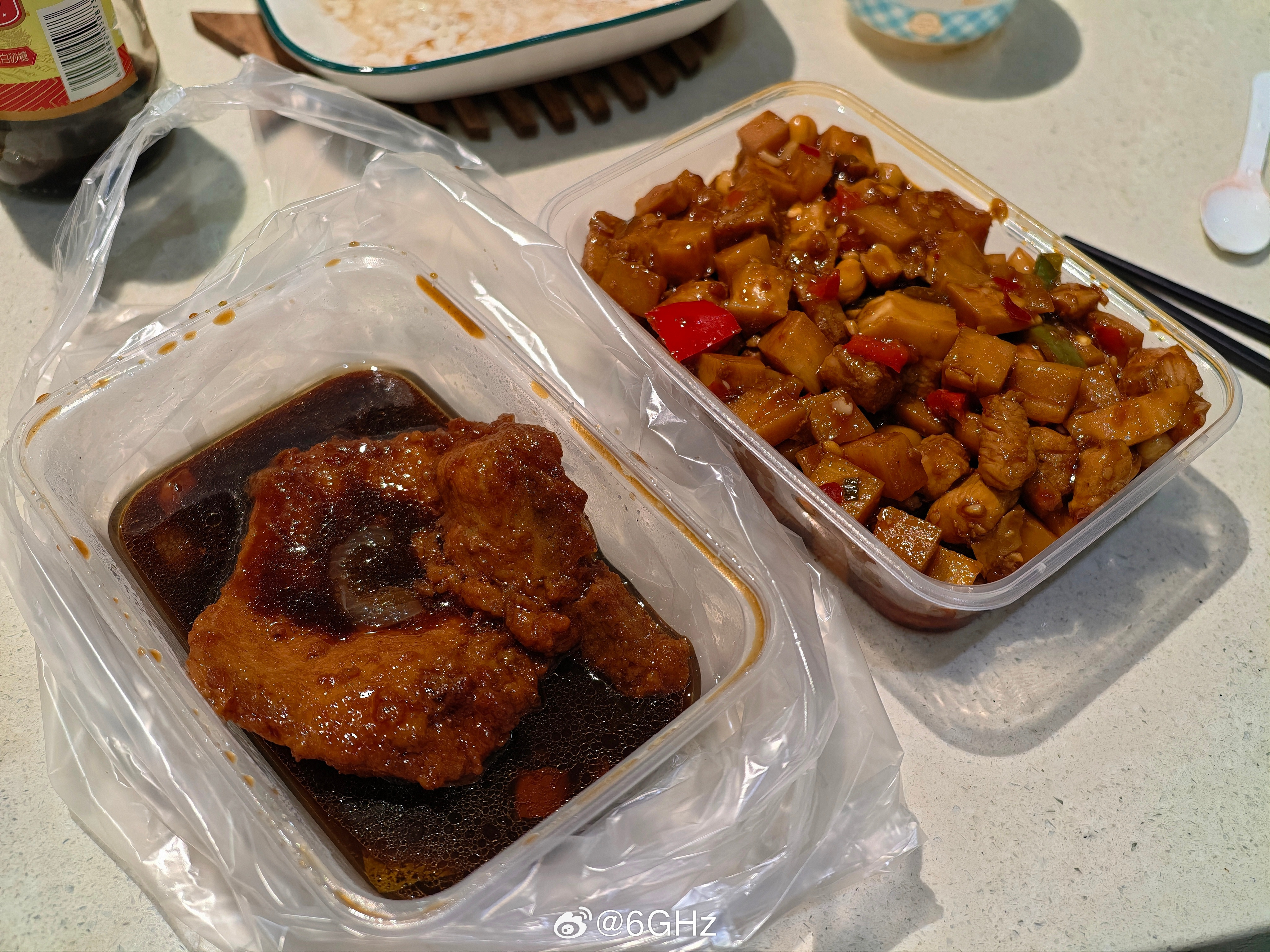 小区楼下饭店开始摆摊了一个大排，一大份宫保鸡丁只要23，还蛮值的​​​