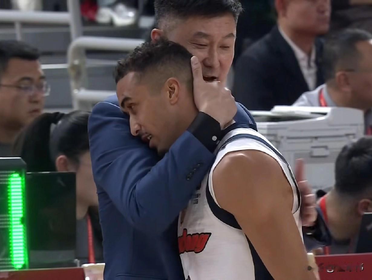 好教练！奎因谈杜锋指导：“杜锋教练是一个很好的教练。”“他对所有人都很照