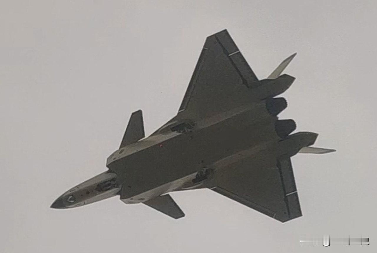 J-20现在有WS-15，有双座版，有PL-15，有无人僚机，有与F-35相近的