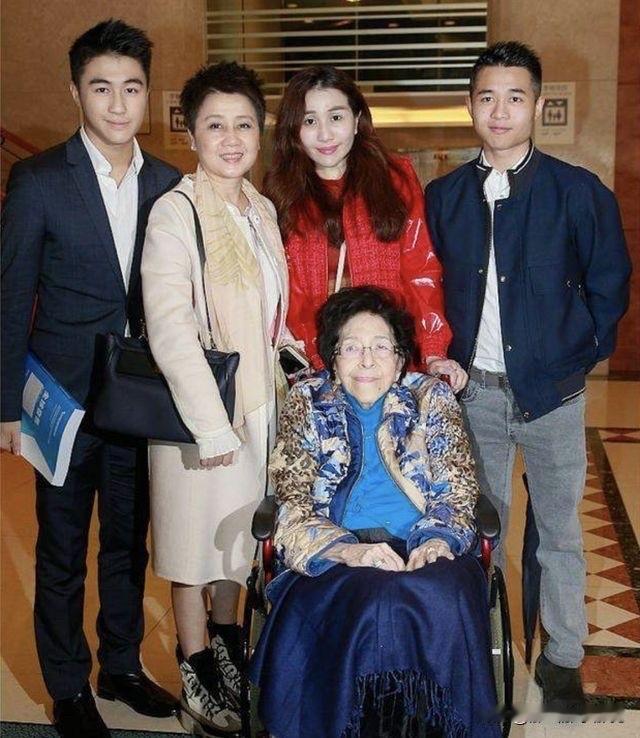 赌王四太梁安琪为什么一直那么自信和骄傲？因为她有骄傲的资本，她是赌王家的大功臣。
