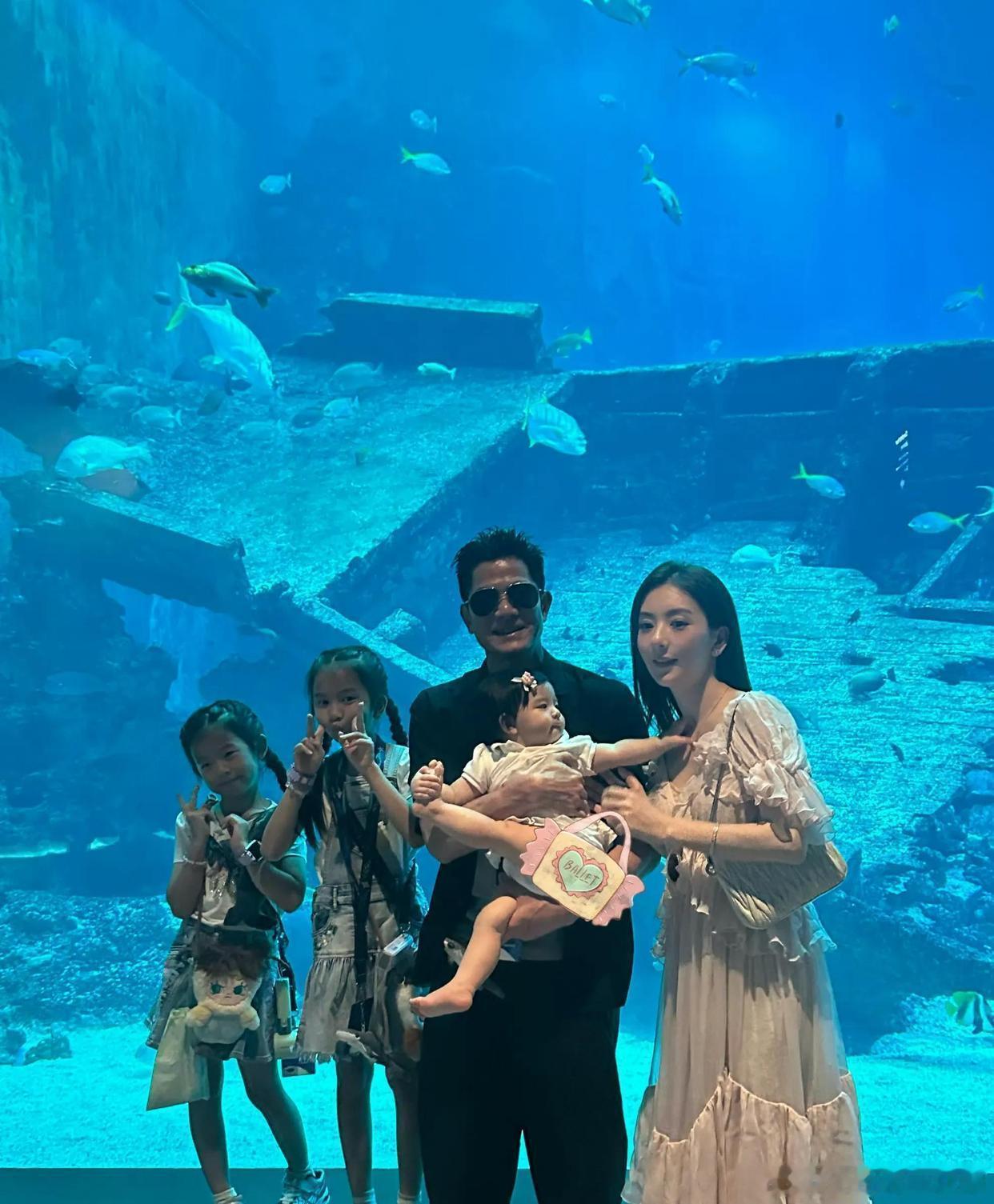 郭富城一家五口正脸曝光！三个女儿颜值大 公开，  网友直呼太养眼 ​