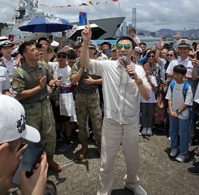 钟镇涛，激动发文！7月4号下午，钟镇涛在自己社交账号激动发文，还连晒了六张照片，