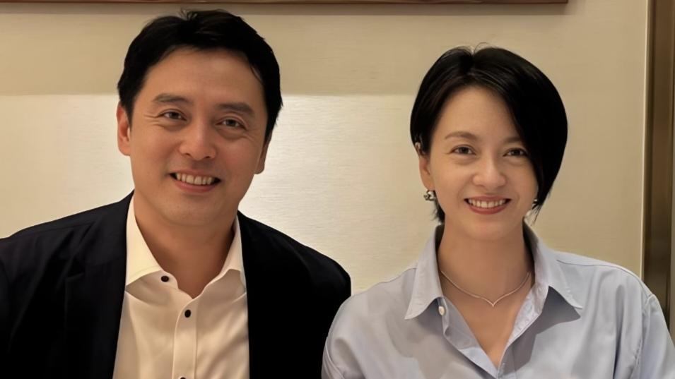 龙凤胎姐弟携手迎半百，颜值逆天引爆网络热议！3月28日，知名歌手兼演员梁咏琪