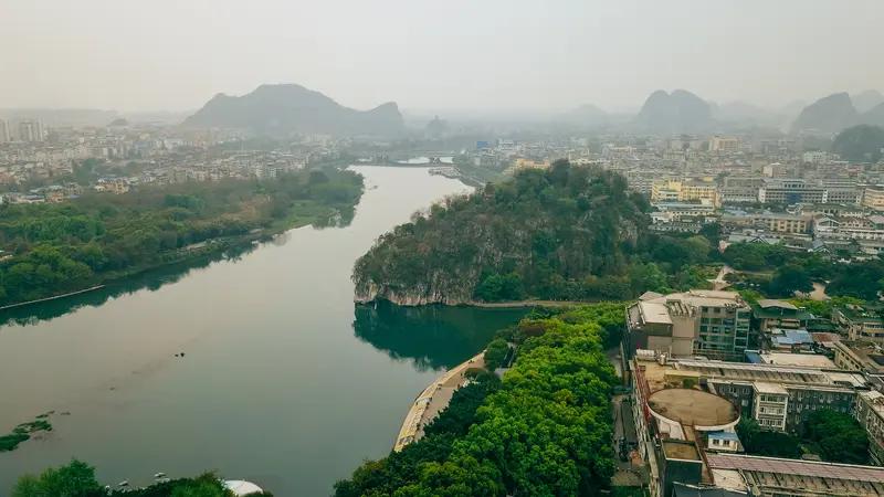 最让我印象深刻的旅行是去桂林。出发前一晚兴奋得没睡好，满脑子都是桂林的样子。第二