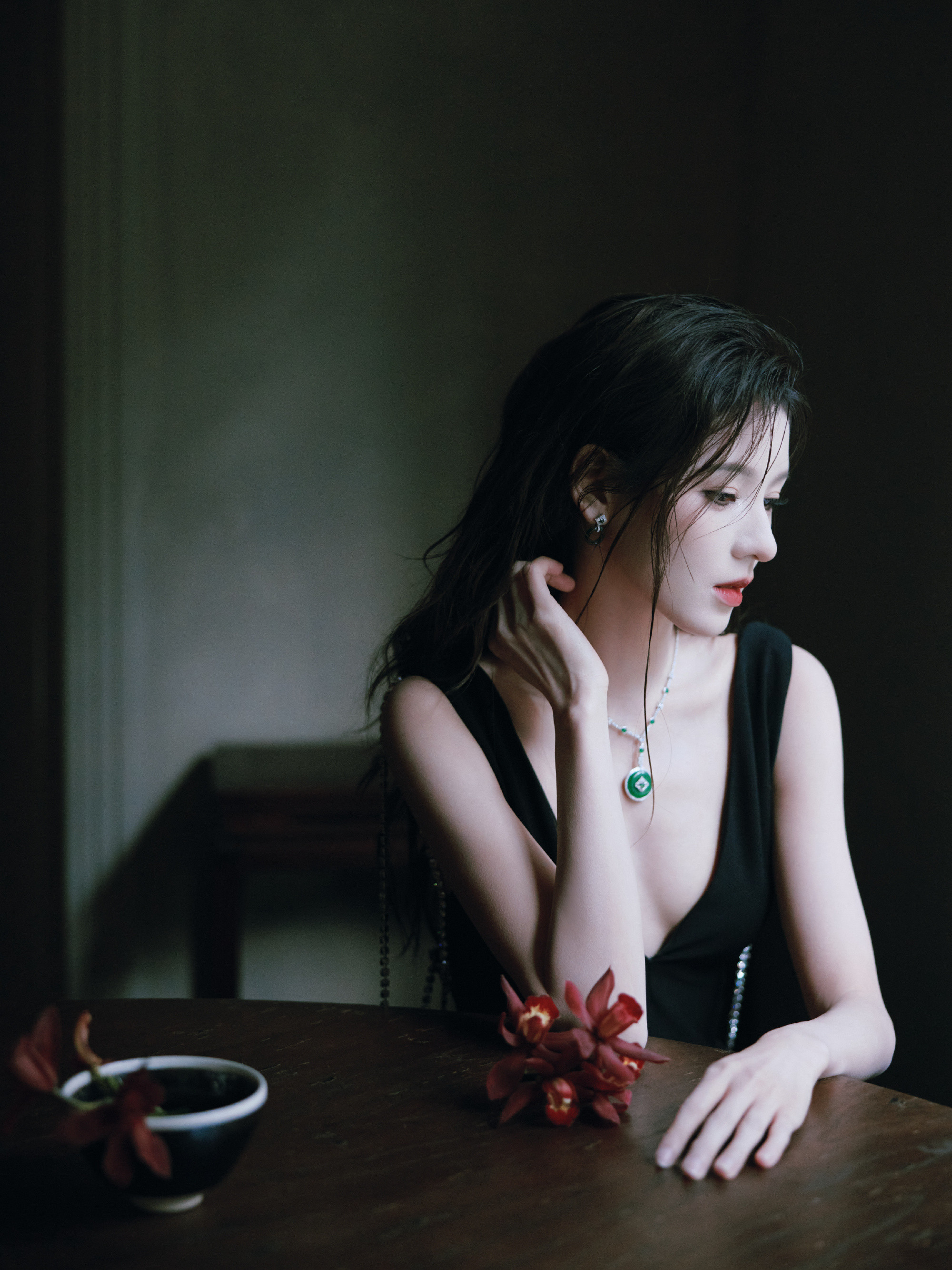 张予曦，优雅黑裙，暗光下的明媚格调。张予曦