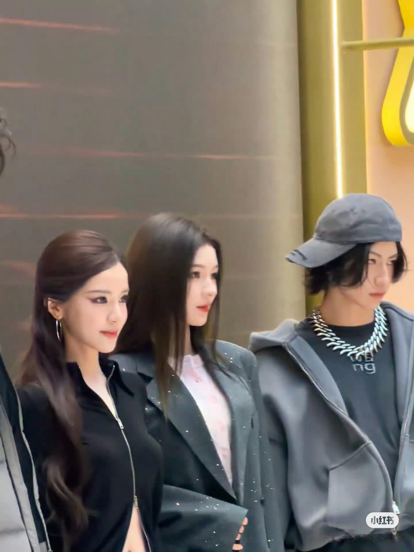 张予曦迅猛龙同框张予曦和迅猛龙特蕾莎同框了！！！妈呀两个大美女真的对我的眼睛很好