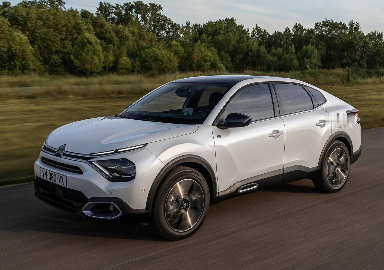 雪铁龙2023款雪铁龙C4X跨界Fastback轿跑SUV，定位介于普