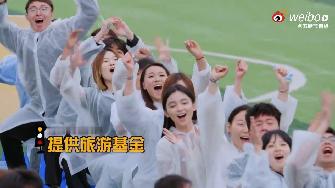 有人注意到鹿晗给基金时微侧头笑一下没？五哈团合出一份他私底下补一份，这人不善表达