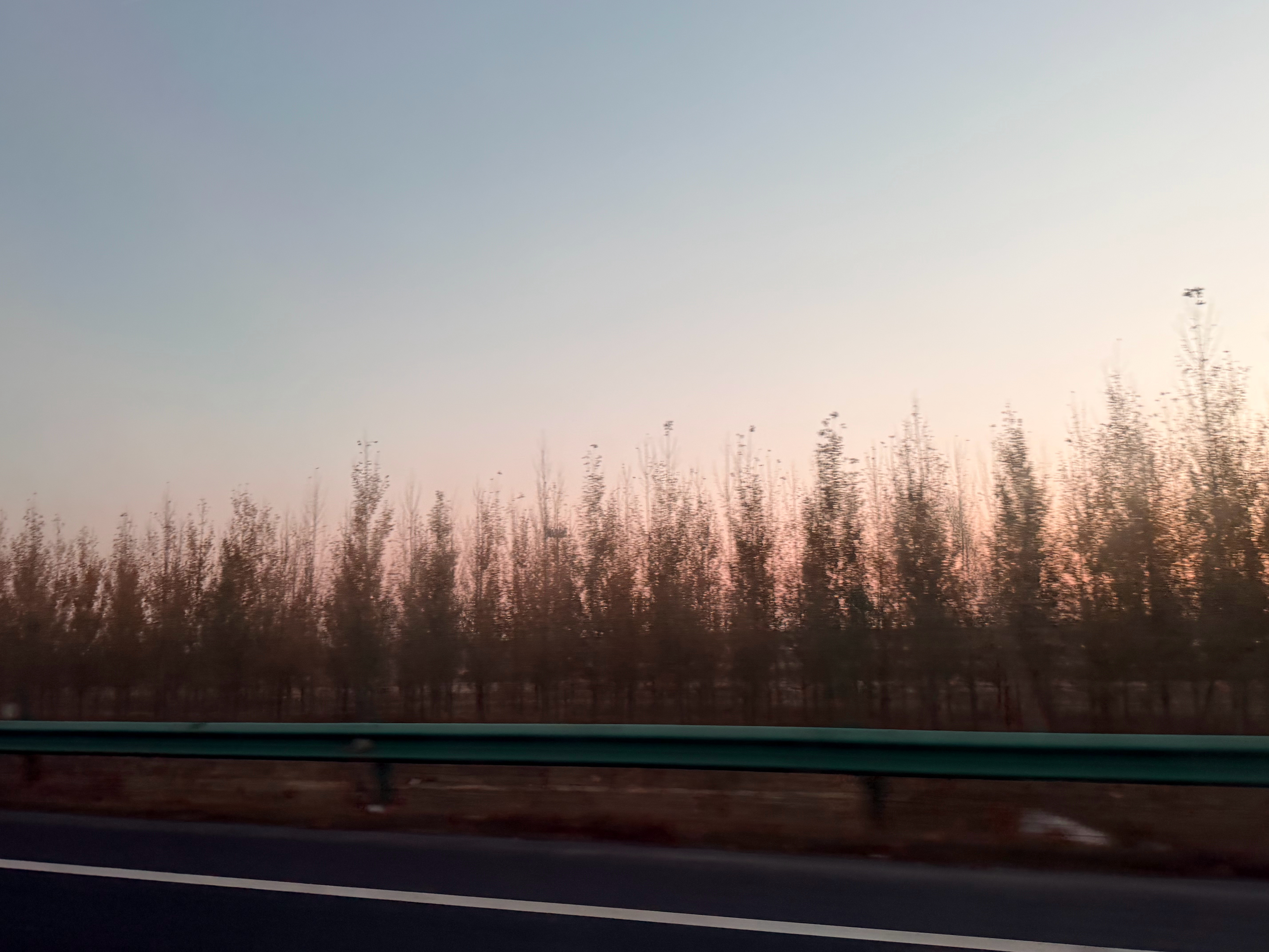 当你用上智能辅助驾驶后以前跑高速，油门踩久了腿都麻，现在开辅助驾驶，手轻轻搭