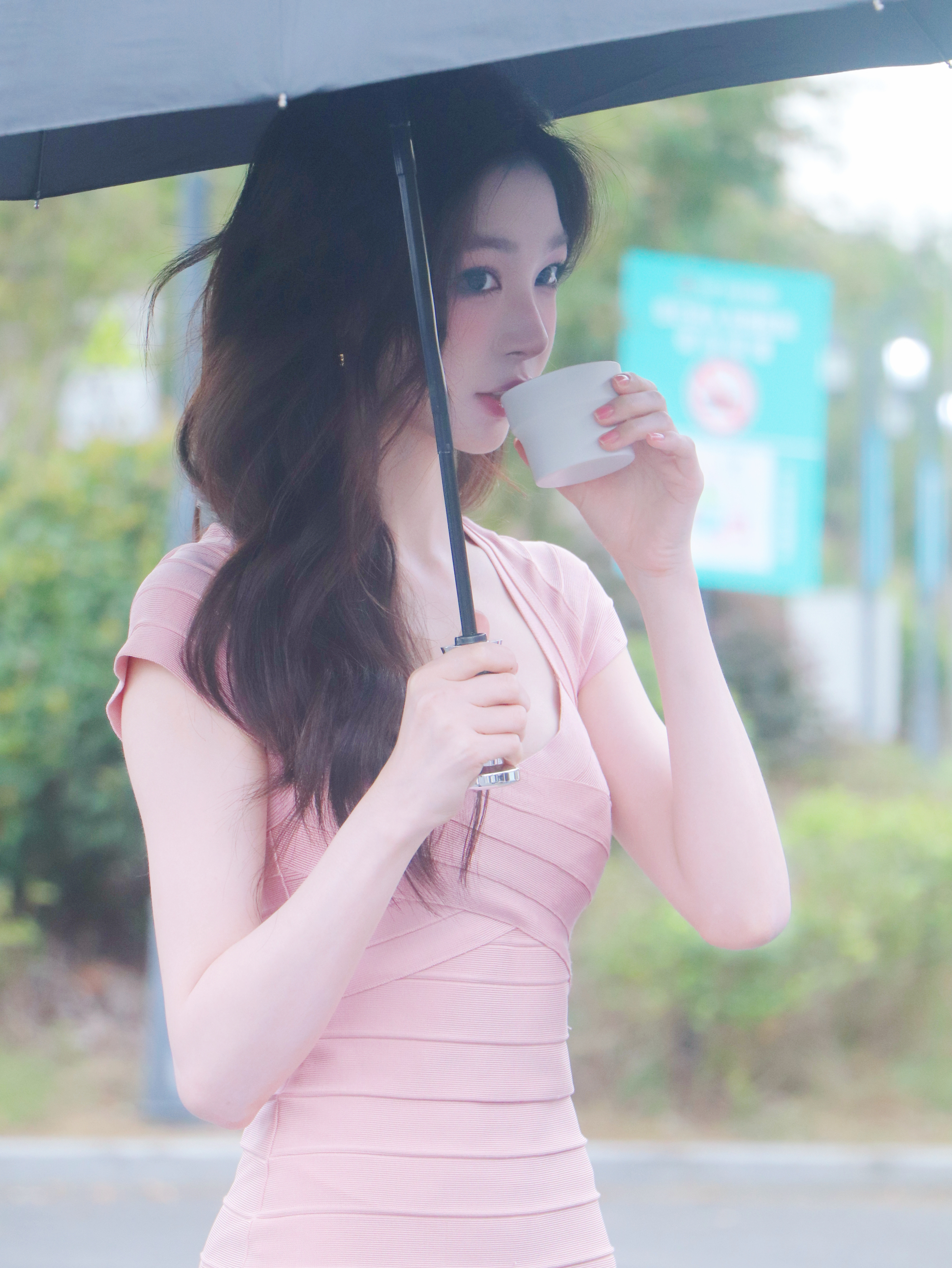 易梦玲又瘦又有易梦玲出演现代剧《美人余》的妆造路透，太好看了奇迹梦玲