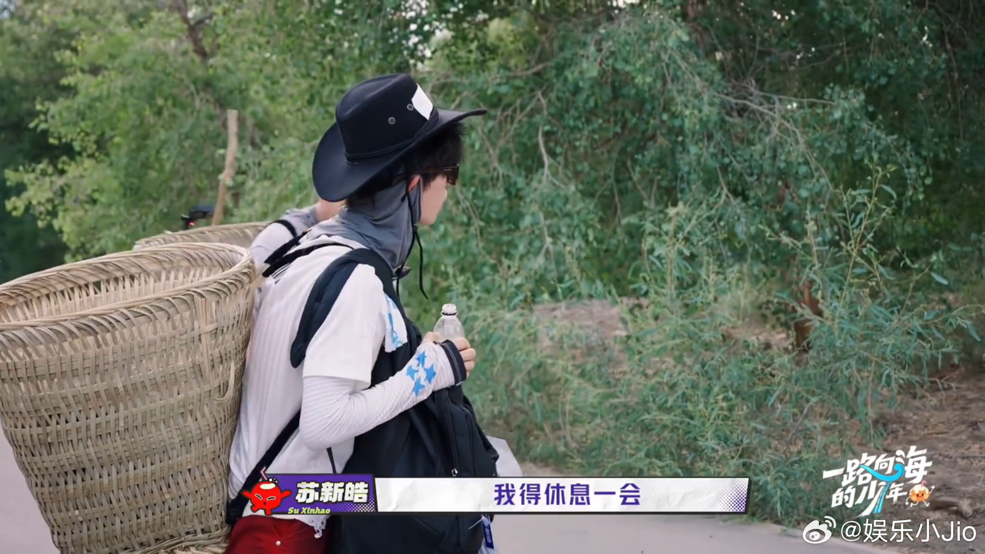 苏新皓是扁平足综艺搞笑小片段，苏新皓认真检查自己是不是扁平足，还跟大家解释抬脚、