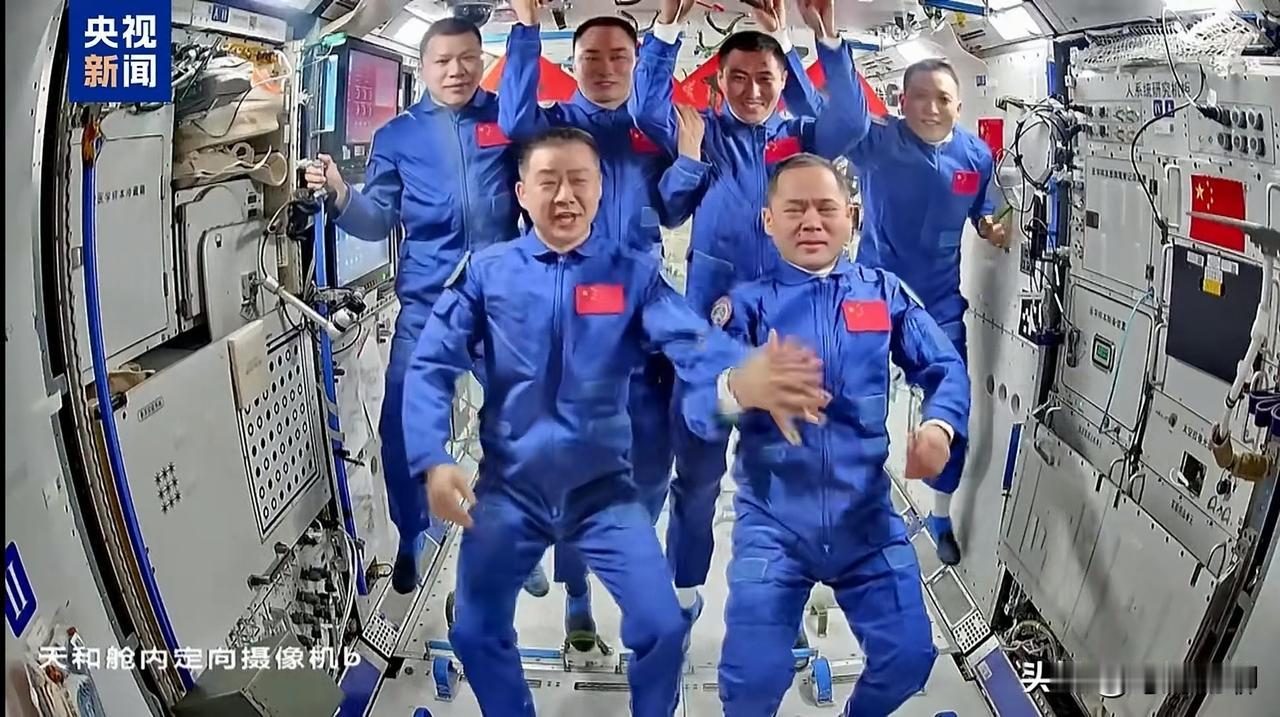 昨晚，咱们神舟二十一号飞船成功发射，三名航天员与神舟二十号航天员在太空顺利会师。