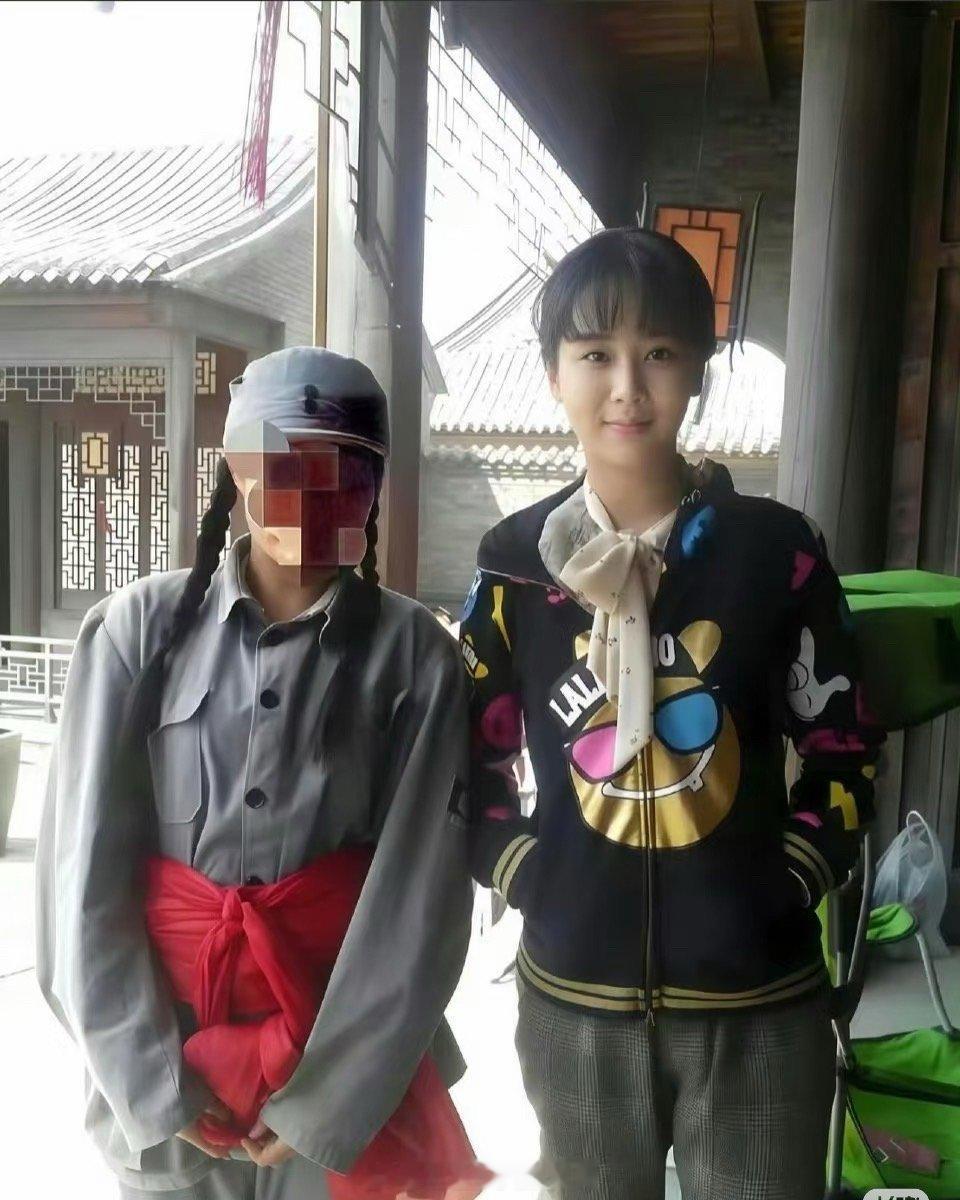 杨紫小时候明明就很美，跟现在差不多啊。为什么会有人说她长相问题