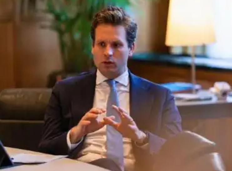 越想越窝囊，荷兰经济大臣宣布已取消访华，还揭开了一个弥天大谎。当所有人都认