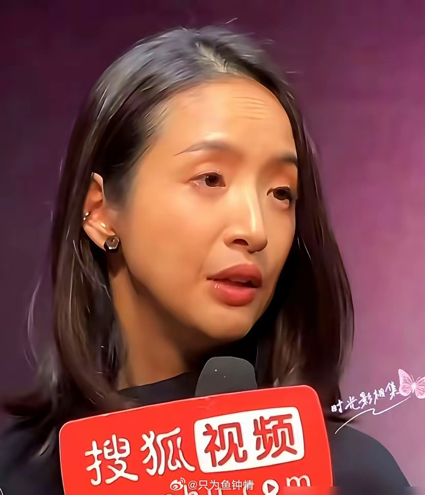 43岁的林依晨真的拼！去年6月刚生完二胎儿子，凑成好字。结果产后现身青岛，暴瘦脱