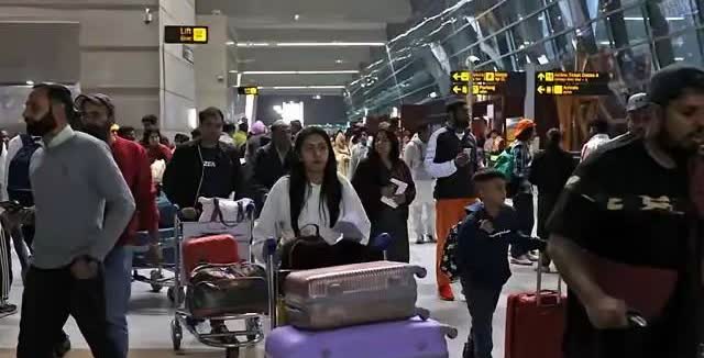 美国人现在“恐印”到什么程度了，由于工作签证问题，印度人急于返回美国，结果美国人