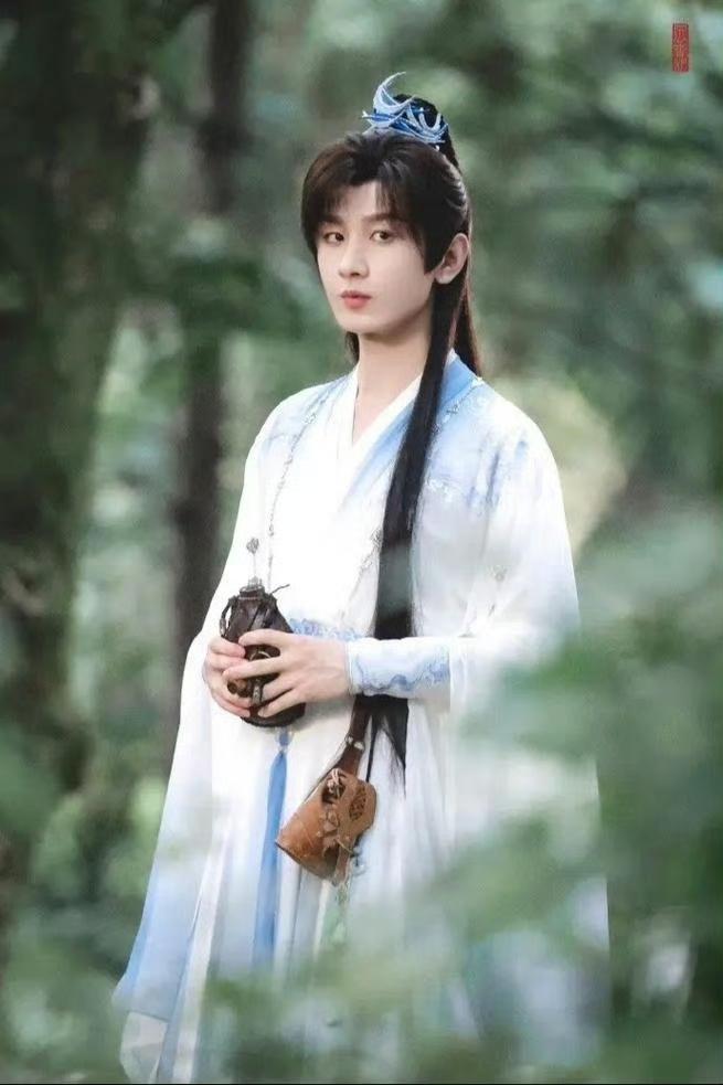 成毅年底“隐身”？低调背后，是演员最清醒的选择✨成毅在年底的存在感似乎不高