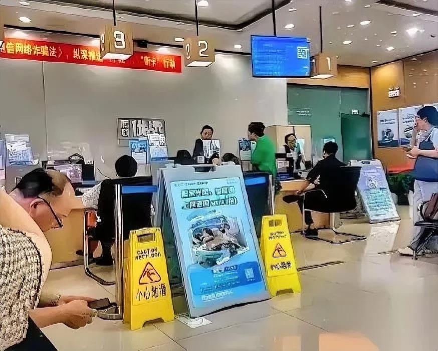 老用户怒怼营业厅：凭啥？15年号比新卡贵100块！某营业厅里，大姐举着用