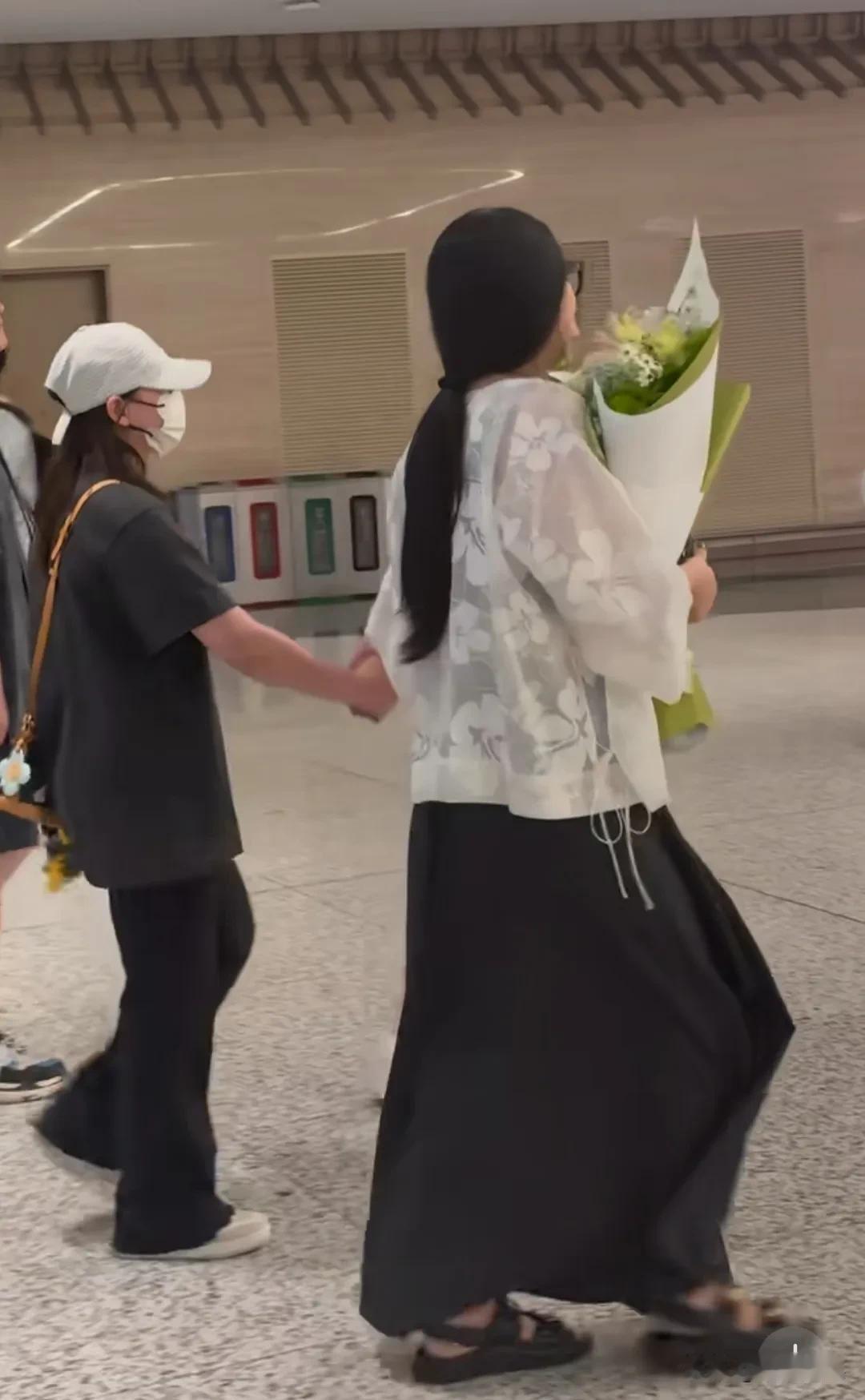 奥运冠军全红婵现身机场，本人看着瘦了好多了，胳膊细细的，个子不算高，但是却有一双
