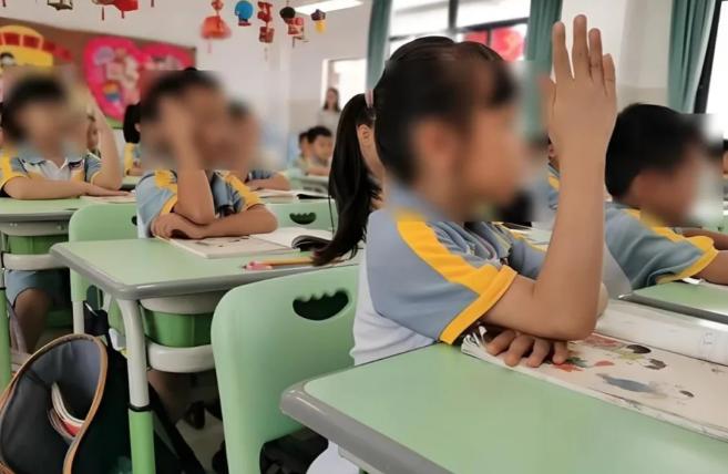 河南，一名学生上课突然举手，老师以为他要回答问题，谁知，孩子却红着脸说：“老师，