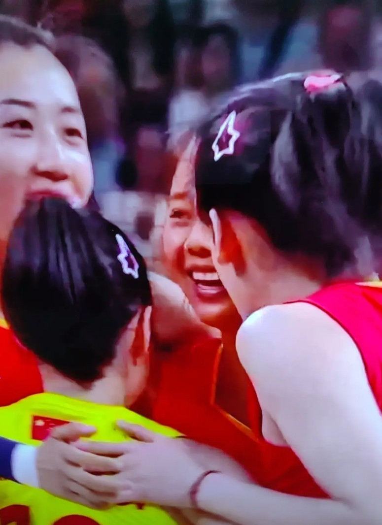 中国女排1：3输给波兰女排，输在三点上：一，输在身高上，由于身高不占优势，对阵