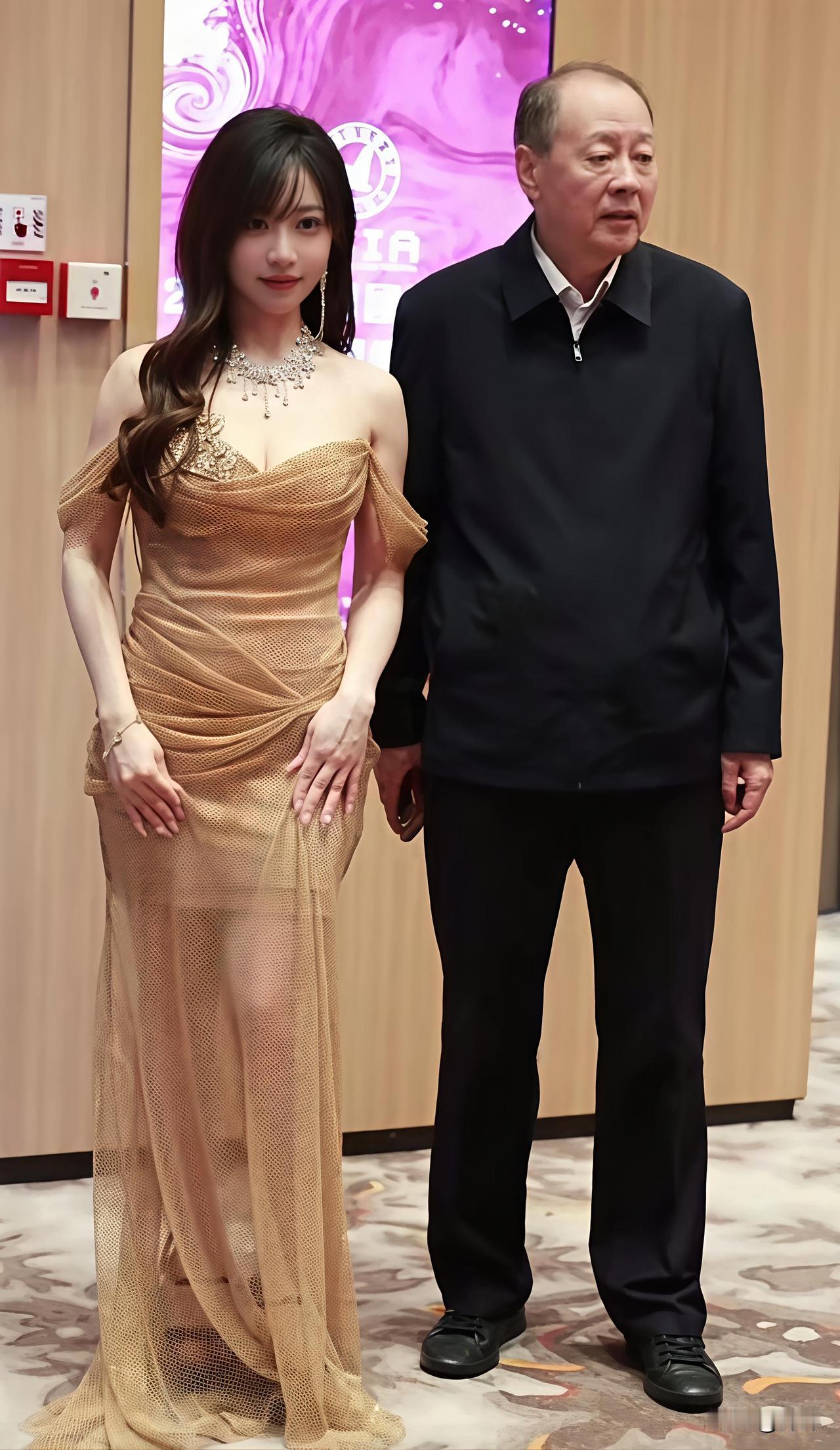 美女和侯老师合影。