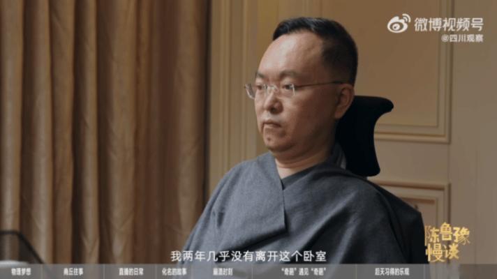 蔡磊2年几乎没离开过卧室两年足不出户，狭小空间承载着巨大的使命。蔡磊一边对抗渐
