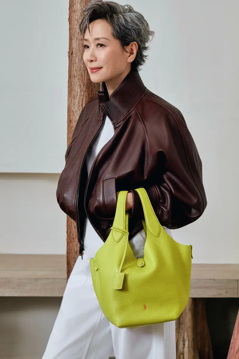 叶童穿皮夹克搭白裤帅气干练银灰短发尽显成熟魅力