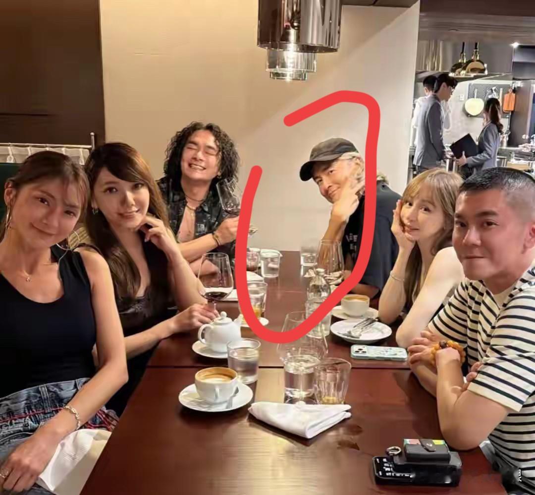 郑元畅有钱也扛不住的衰老！郑元畅出现在王心凌44岁的生日会上，整个人就像个小老头，44岁的他一头白发