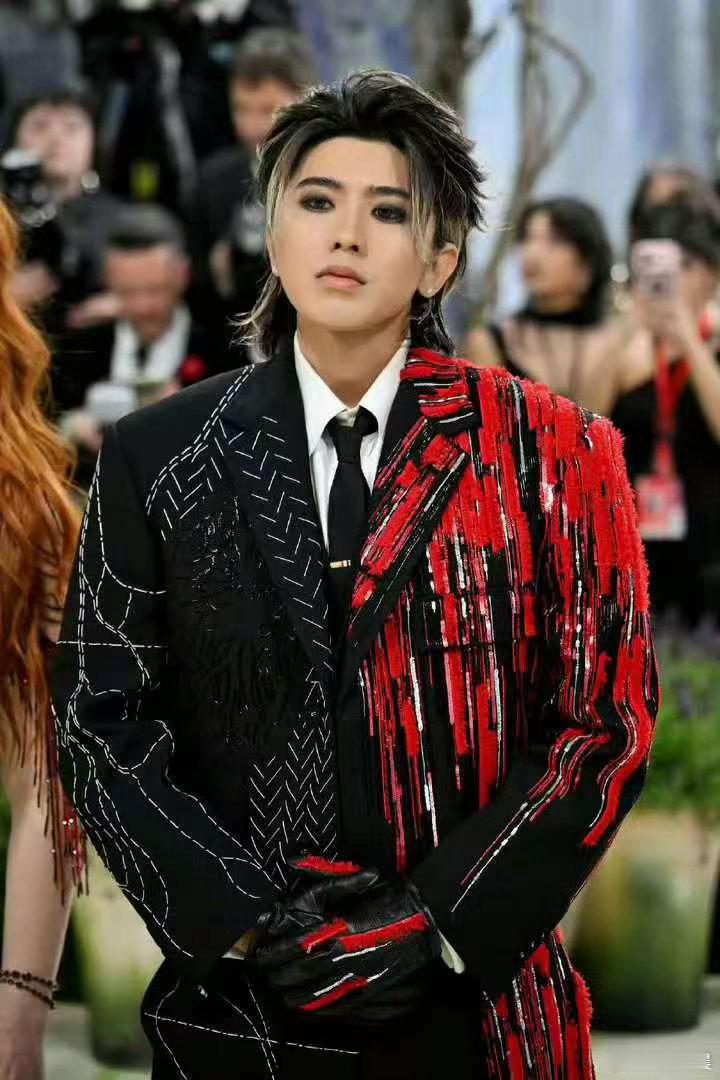 蔡徐坤MetGala红毯look蔡徐坤CT创始人共赴METGALA红毯CT与蔡