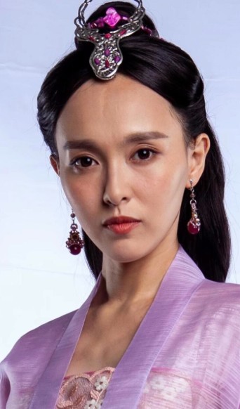 唐嫣真的好看吗？素颜和妆后的样子我都不敢认了。素颜看上去好普通的一女孩，下巴