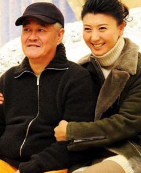 2001年，句号带<em>闫学晶</em>私自演出，赵本山知道后暴跳如雷，指着<em>闫学晶</em>的鼻子骂：“在