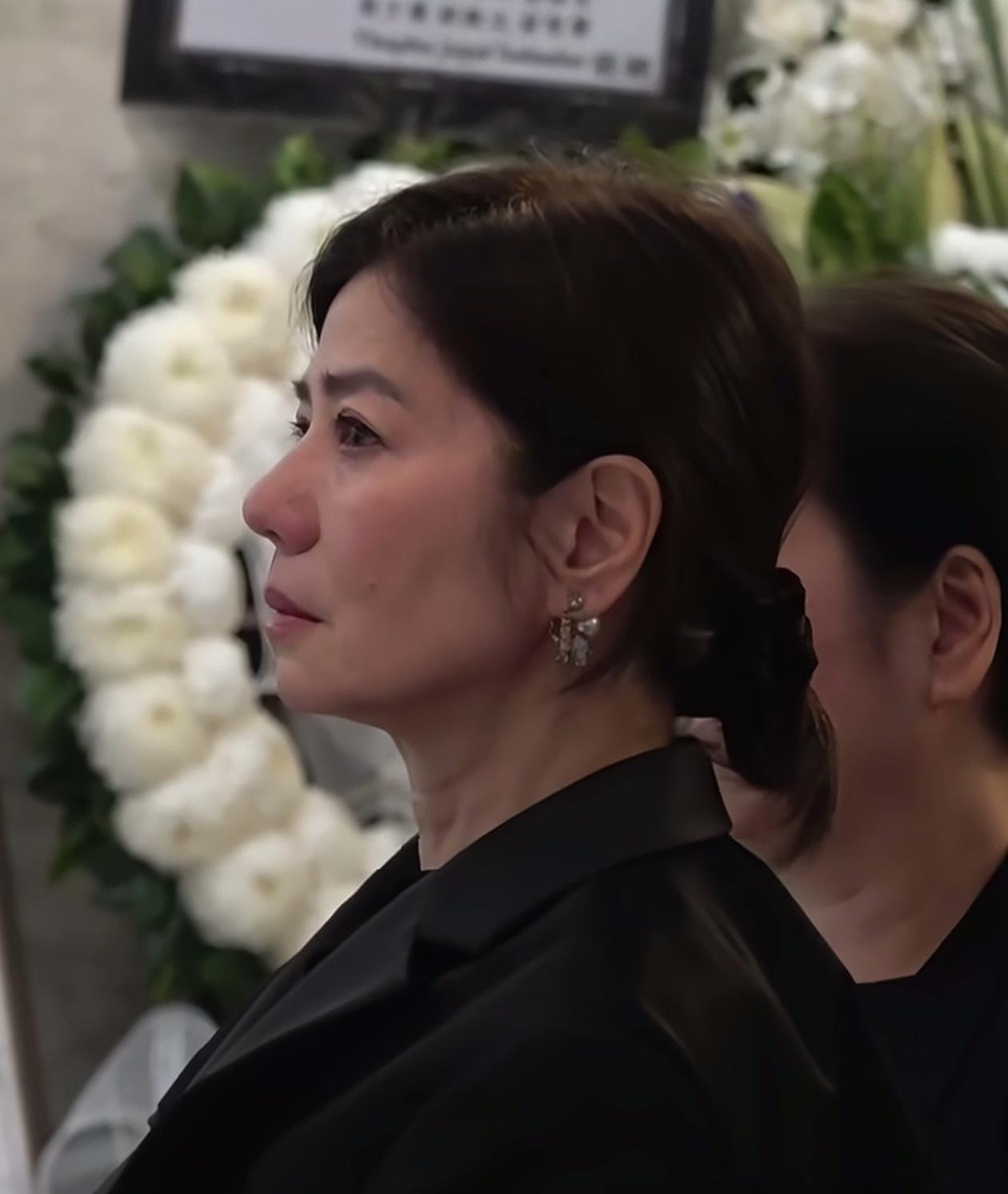曾经的香港第一美人钟楚红现状曝光！5月14日，66岁钟楚红现身艺人谷薇丽的葬礼，