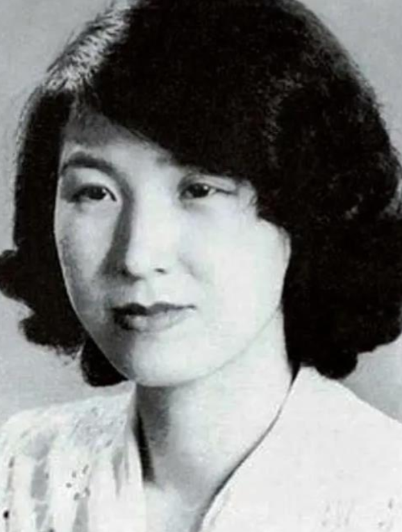 1956年，李玉琴到管理所探望溥仪。管理员考虑到两人结婚14年未同房，破例让她留