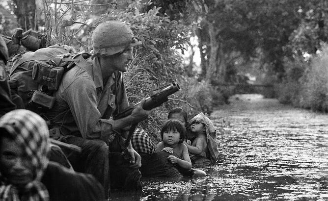 1965年越南战场上，怪事频发：北越士兵拿枪瞄准美国兵，扣动扳机后，北越士兵当场