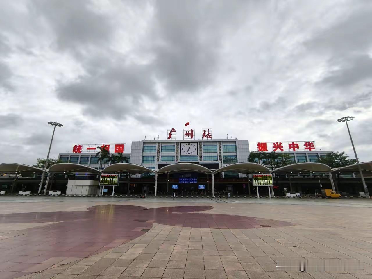 今天特意从白云区绕路去了趟广州站，想看看改成高铁站后变啥样了。刚到广场就愣了下—