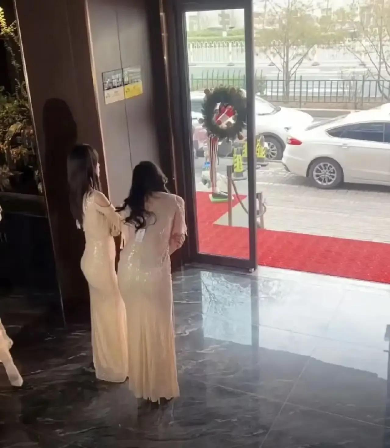 现在的生意到底有多难做？说出来你可能不信，连足疗店的女技师都开始在门口主动揽客了