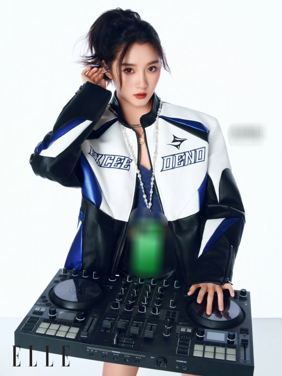 关晓彤橄榄球look关晓彤打碟了关晓彤身材真的好绝，完全美式辣妹!