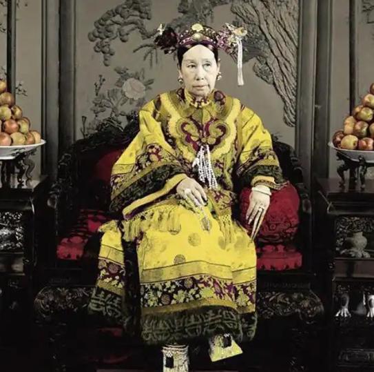 1900年，慈禧询问一名年轻女子：“你已经结婚了吗？”女子回答：“太后，我已经守