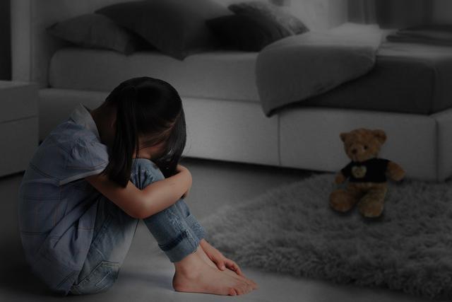 “男友”在网络那端要求看小薇（化名）的私密部位，她因害怕有些迟疑，但是“男友”再