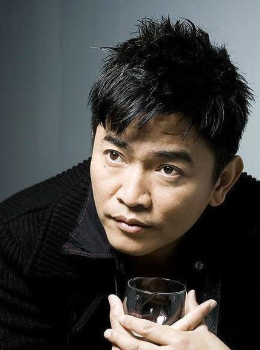 2009年，吴宗宪退出娱乐圈，投资破产，负债8个亿。他去爱徒家聊天散心，爱徒躲着